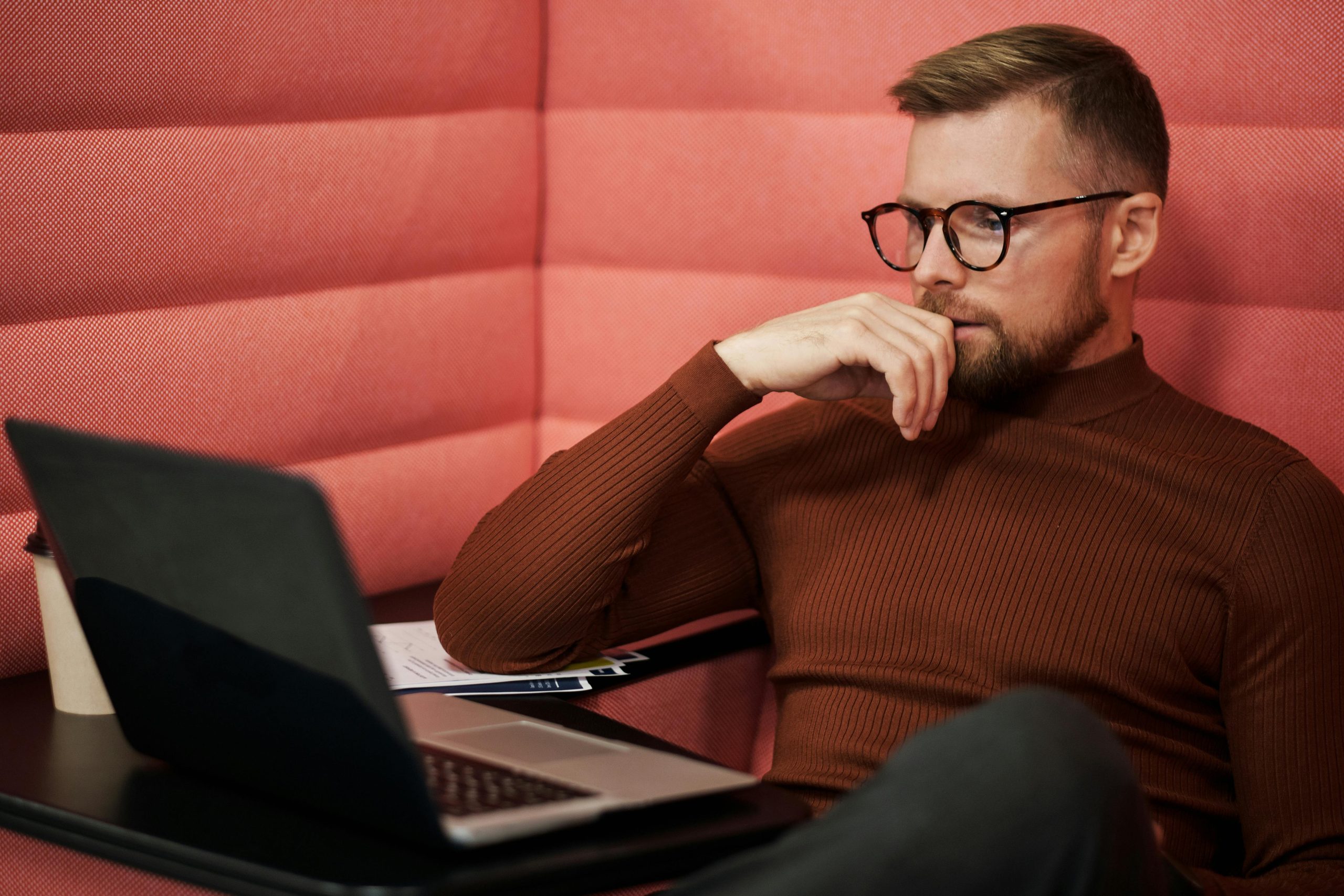 Man researching online for best tax planning workshops