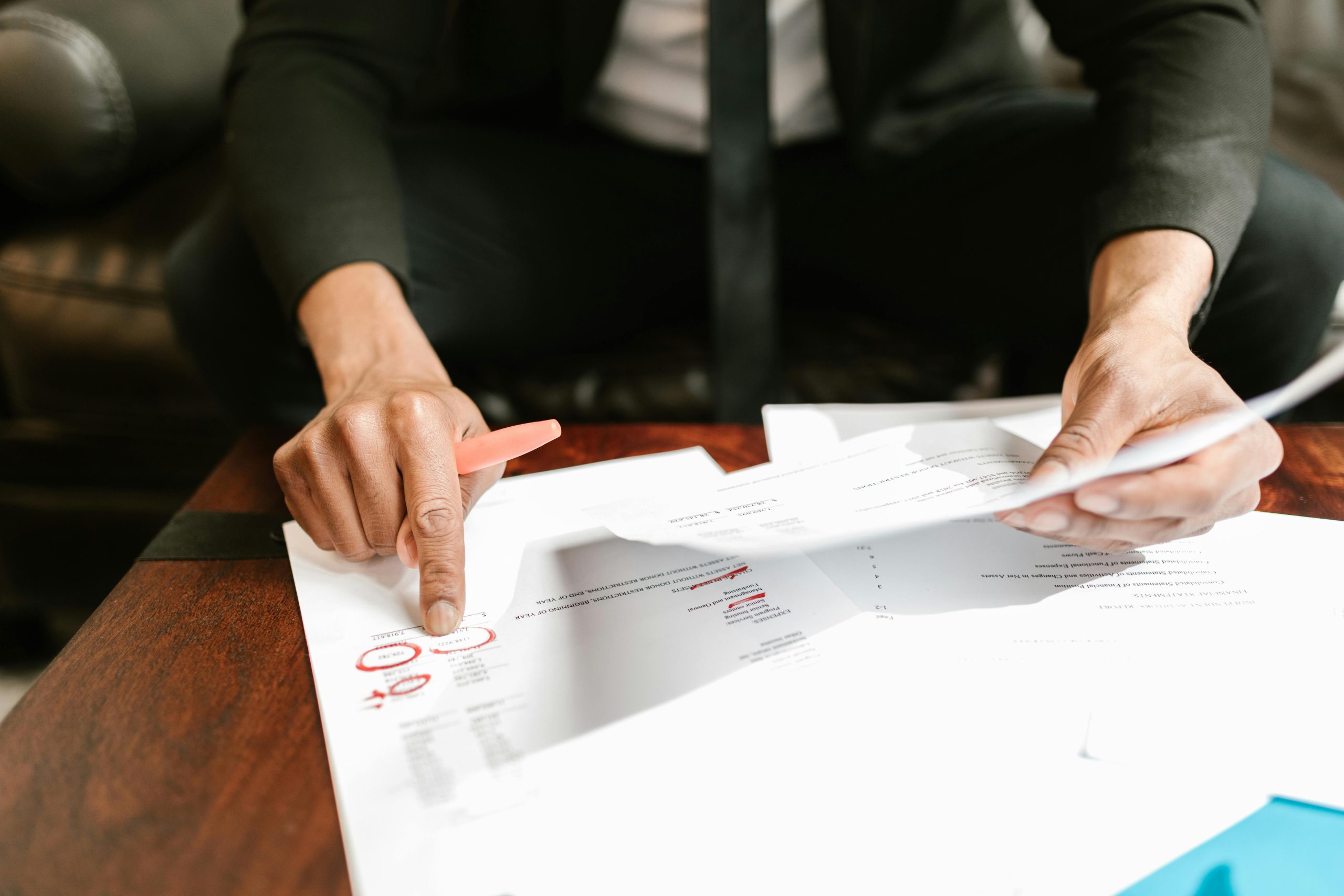 Checklist image highlighting key factors when selecting a tax strategy course